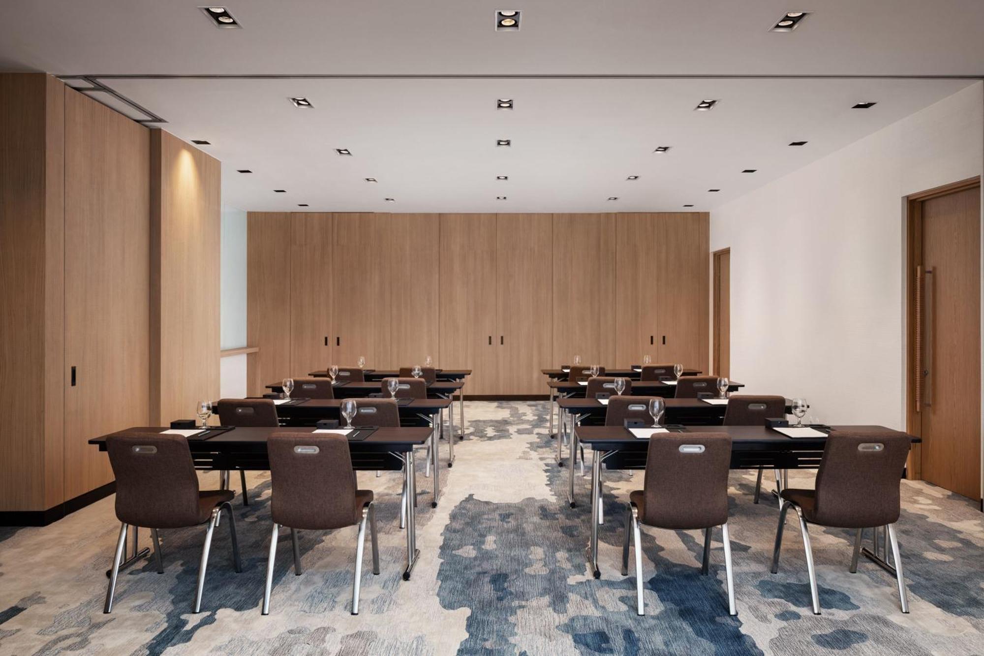 Hotel Fairfield By Marriott Phnom Penh Esterno foto
